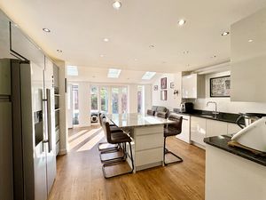 Kitchen/Diner/Family Room- click for photo gallery